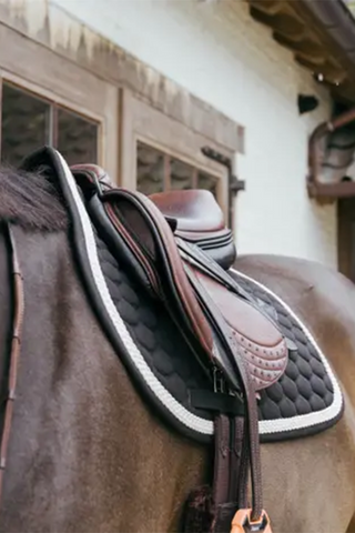 Springunterlage mit geflochtener Kordel